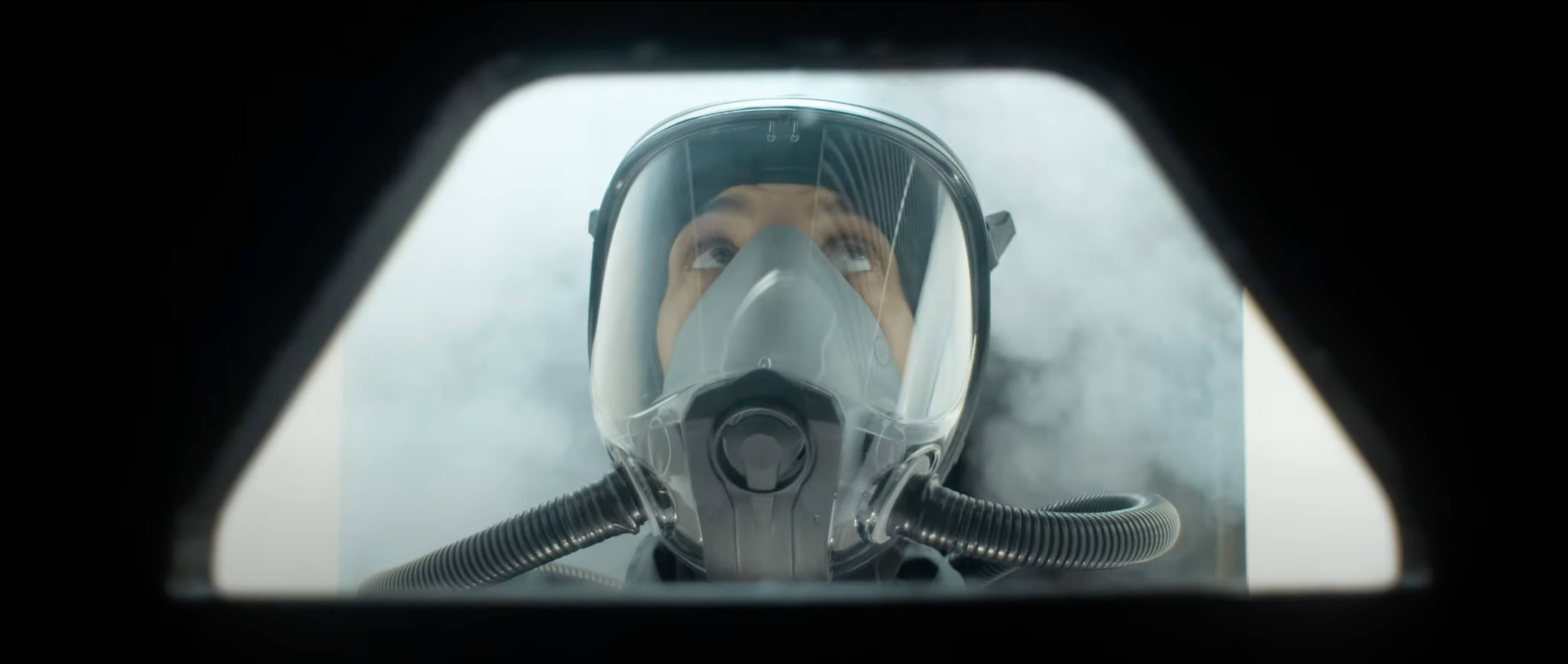 Scene from the trailer of an escape room called Aliens in Bilbao, Spain, showing a sci-fi themed room with atmospheric lighting