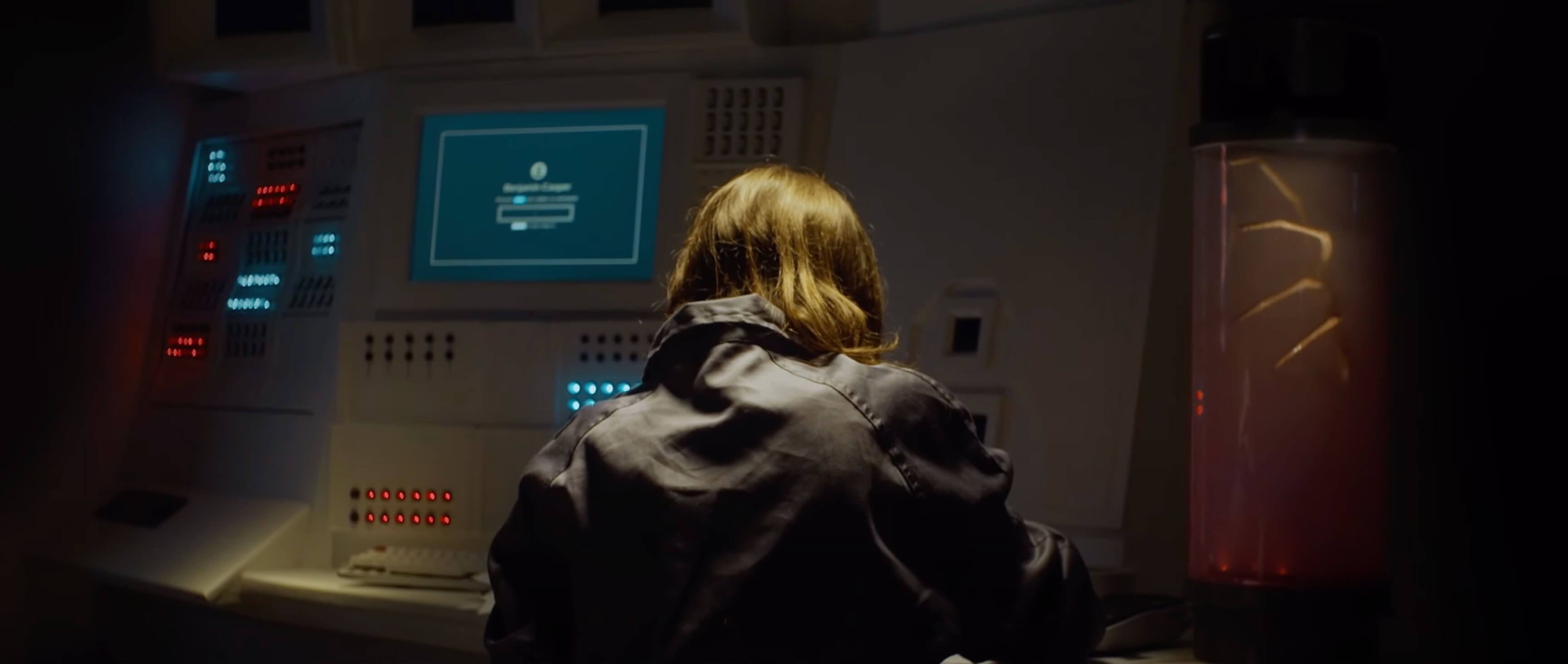 Scene from the trailer of an escape room called Aliens in Bilbao, Spain, showing a girl in front of an old computer
