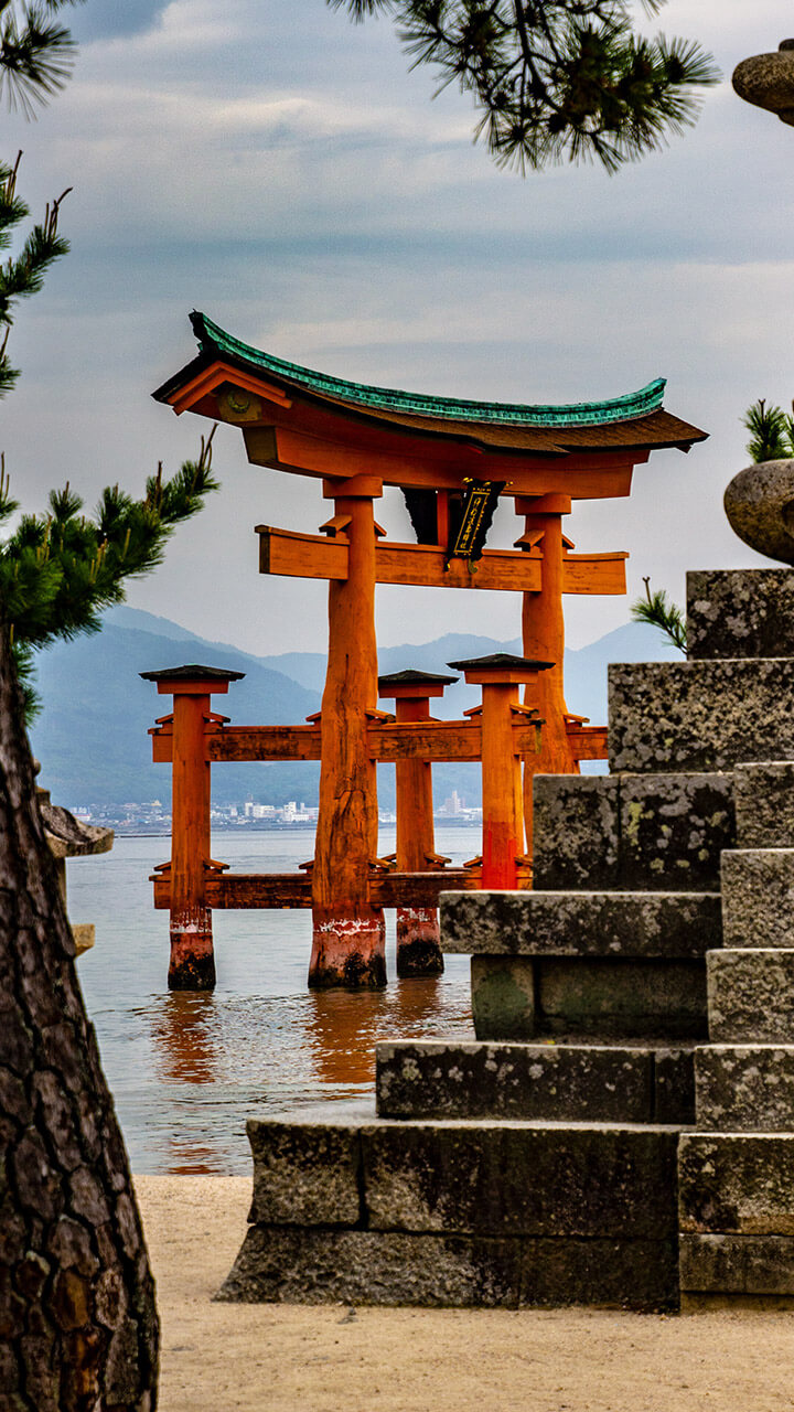 Picture of a torii in the sea at Miyajima, Japan